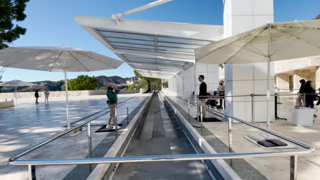 Besucher-Des-Getty-Museums-Warten-Am-Bahnhof-Auf-Die-Getty-Center-Tram