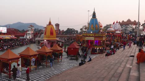 Das-Ganges-Ufer-Mit-Anhängern,-Die-Am-Abend-Aus-Einem-Flachen-Winkel-Gekräht-Sind,-Wurde-Am-15.-März-2022-In-Har-Ki-Pauri-Haridwar-Uttrakhand,-Indien,-Aufgenommen