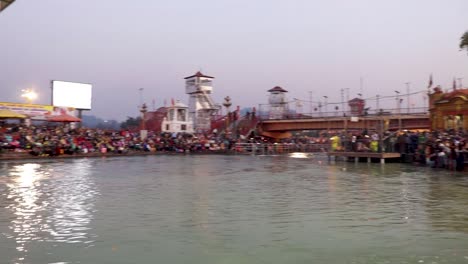 El-Aarti-Vespertino-Del-Río-Sagrado-Ganges-Con-Un-Devoto-Reunido-Para-Un-Video-De-Curioseo-Se-Toma-En-Har-Ki-Pauri-Haridwar-Uttrakhand-India-El-15-De-Marzo-De-2022