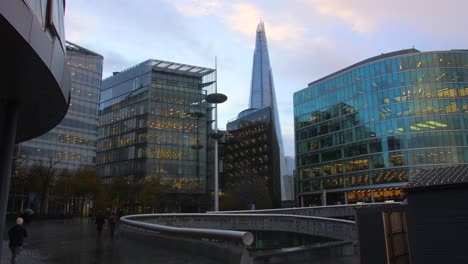 El-Fragmento-Y-Los-Modernos-Edificios-De-Oficinas-En-La-Orilla-Sur-Del-Río-Támesis,-Visto-Desde-El-Paseo-De-La-Reina-En-Londres,-Reino-Unido