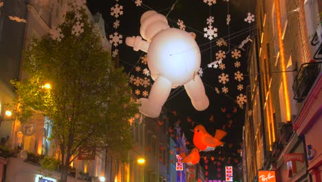 Riesiger-Aufblasbarer-Schneemann-Und-Vögel,-Die-über-Der-Carnaby-Street-Vor-Geschäften-Aufgehängt-Sind