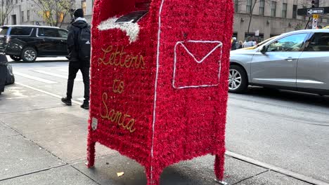 Geschmückter-Festlich-Weihnachtlich-Verpackter-Santa-briefkasten-Auf-Der-New-York-City-Street