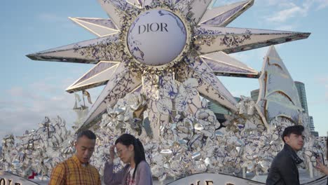 La-Gente-Toma-Fotos-Con-Adornos-Navideños-En-El-Centro-Comercial-De-La-Ciudad-Del-Puerto