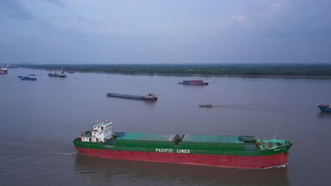 Luftaufnahme-Des-Frachtschiffs,-Das-Auf-Dem-Saigon-fluss-In-Ho-chi-minh-stadt,-Vietnam,-Navigiert