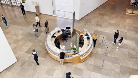 Cabina-De-Información-Para-Visitantes-En-El-Museo-Getty-En-Los-ángeles,-Vista-De-ángulo-Alto