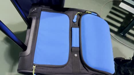 La-Bolsa-De-Tenis-Portátil-Es-Un-Alimentador-Automático-De-Pelotas-Y-Una-Bolsa-Con-Ruedas-Para-Transportar-Fácilmente-El-Equipo-De-Tenis.