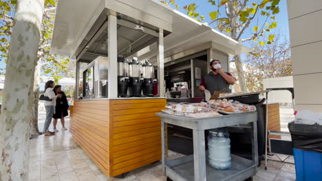 La-Gente-Compra-Refrescos-En-Un-Carrito-De-Café-En-Getty-Center,-Los-Ángeles,-California.