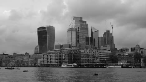 Horizonte-De-La-Ciudad-De-Londres-Desde-El-Paseo-De-La-Reina-En-Londres,-Inglaterra---Ancho,-Blanco-Y-Negro