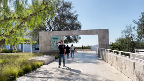 La-Gente-Camina-En-Los-Jardines-Al-Aire-Libre-En-El-J