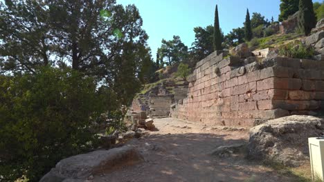 El-Antiguo-Teatro-Del-Sitio-Arqueológico-De-Delfos-Presentó-A-La-Audiencia-Sentada-Una-Vista-Espectacular-De-Todo-El-Santuario-Debajo-Y-El-Valle-Más-Allá