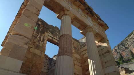 Säulen-Der-Schatzkammer-Der-Athener-In-Der-Ausgrabungsstätte-Delphi-Mit-Blauem-Himmel-Im-Hintergrund