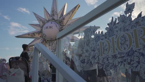 Dior-public-event-in-Hong-Kong-Ocean-Terminal-Deck-during-Christmas