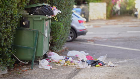 Haifa-Israel-26-De-Noviembre-De-2022:-La-Basura-Se-Esparce-Fuera-Del-Bote-De-Basura-En-Haifa-Israel