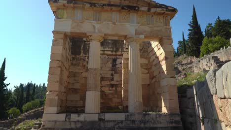 Gut-Erhaltene-Schatzkammer-Der-Athener-In-Der-Ausgrabungsstätte-Delphi