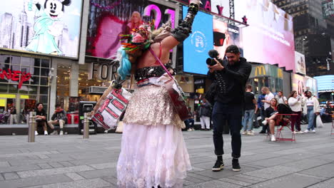 Artista-Callejero-En-Times-Square-Siendo-Filmado