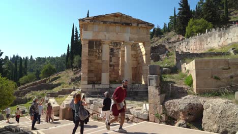 Säulen-Der-Schatzkammer-Der-Athener-In-Der-Ausgrabungsstätte-Delphi