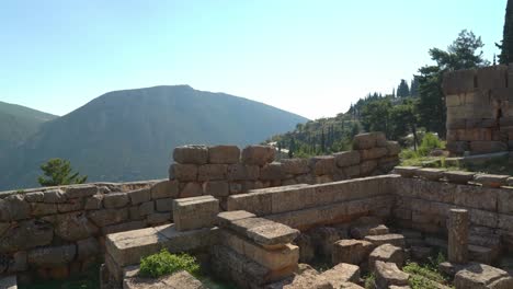 Kleinere-Schätze-Der-Archäologischen-Stätte-Delphi