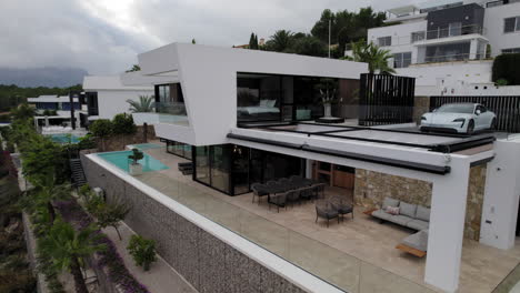 Lujosa-Villa-Moderna-En-La-Cima-De-Una-Colina-Con-Piscina-Con-Vistas-A-Calpe-En-España