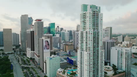 Luftaufnahme-Von-Modernen-Wolkenkratzergebäuden-Und-Eigentumswohnungshotels-In-Miami