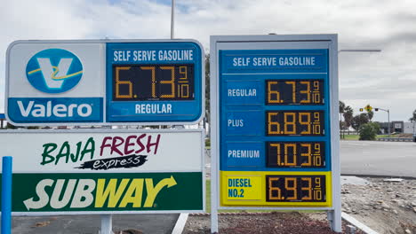 Cartel-Electronico-Con-Precios-Para-Gasolinera-Valero