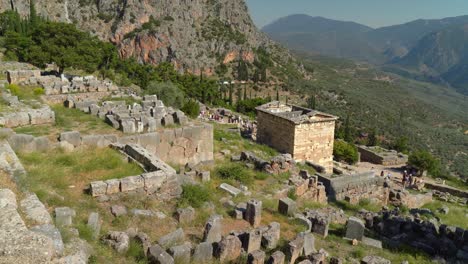 Tesoro-De-Los-Atenienses-En-El-Sitio-Arqueológico-De-Delfos-Como-Se-Ve-En-El-Fondo-De-Las-Montañas