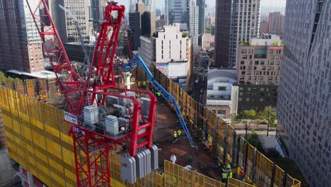 Vista-Aérea-Alrededor-Del-Trabajo-De-Construcción-En-La-Parte-Superior-De-Un-Rascacielos,-En-100-Flatbush-Avenue-En-La-Soleada-Brooklyn,-Ee.uu.---Dando-Vueltas,-Un-Dron-Disparó-El-Bloque-De-Aleación