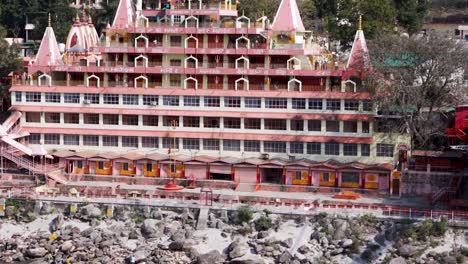 Antiguo-Templo-Hindú-De-Varios-Pisos-En-El-Día-Desde-Un-Video-De-ángulo-Plano-Tomado-En-El-Templo-Trimbakeshwar-Lakshman-Jhula-Rishikesh-Uttrakhand-India-El-15-De-Marzo-De-2022