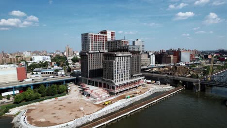 Vista-Aérea-Frente-Al-Edificio-Bronx-Point,-En-Construcción-En-Ny,-Ee.uu.---Ascendente,-Disparo-De-Drones