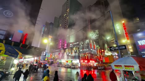 Vapor-Que-Pasa-Por-El-Aire-Por-La-Noche-En-La-Ciudad-De-Nueva-York-Iluminada-Con-Neón