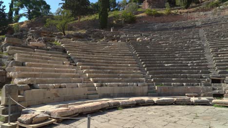 Das-Antike-Theater-Der-Archäologischen-Stätte-Von-Delphi-Hat-35-Reihen-Und-Bietet-Platz-Für-Etwa-Fünftausend-Zuschauer,-Die-In-Der-Antike-Theaterstücke-Genossen