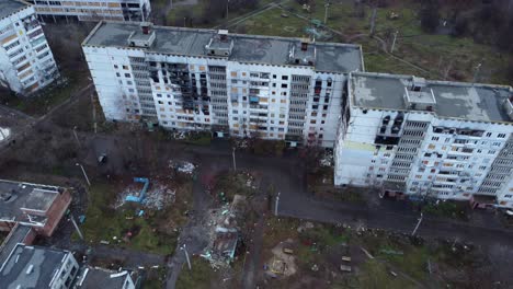 Una-Vista-Aérea-De-La-Urbanización-Del-Bloque-De-Pisos-Saltivka-Que-Resultó-Gravemente-Dañada-Durante-Los-Feroces-Combates-Cuando-Los-Invasores-Rusos-Intentaron-Ocupar-La-Ciudad