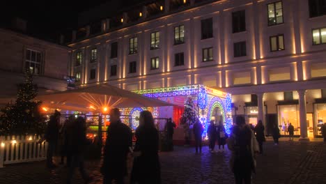 Compradores-En-El-Mercado-Navideño-De-Covent-Garden-En-El-Edificio-Del-Mercado,-Londres,-Inglaterra