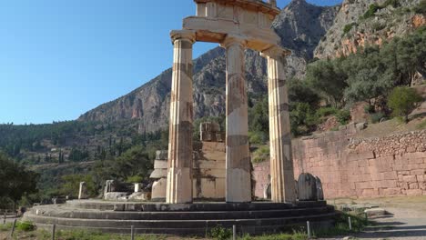 Tholos-Von-Delphi-Mit-Massiver-Bergkette-Im-Hintergrund