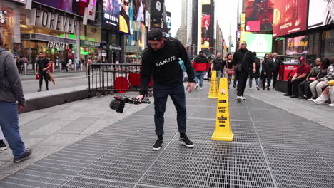 El-Cineasta-Dan-Mac-Filmando-Rejillas-De-Ventilación-En-Times-Square-En-Nueva-York