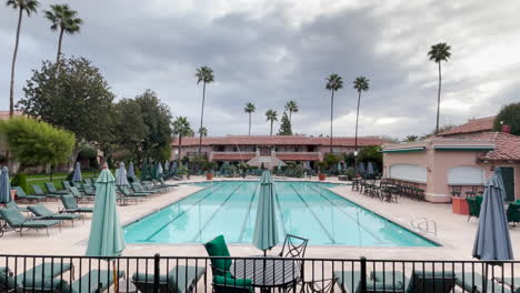 Piscina-Al-Aire-Libre-Vacía-En-El-Rancho-Harris-En-California,-Acercamiento