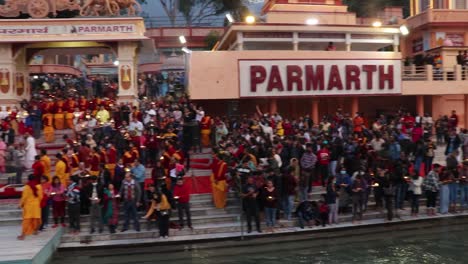 El-Aarti-Vespertino-Del-Río-Sagrado-Ganges-Con-Un-Devoto-Reunido-Para-El-Video-De-La-Palanca-Se-Toma-En-Parmarth-Niketan-Rishikesh-Uttrakhand-India-El-15-De-Marzo-De-2022