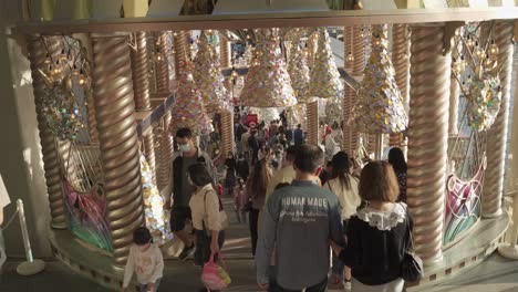 People-take-photos-with-Christmas-decorations-at-Harbour-city-mall