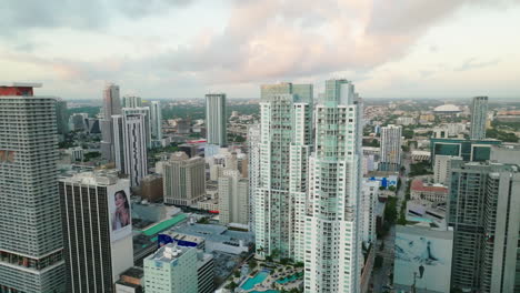 Paisaje-Urbano-Aéreo-De-Miami-En-La-Mañana