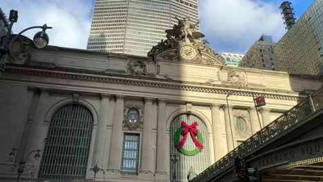 Weihnachtskranz-Am-Grand-Central-Terminal-Mit-Blick-Auf-Das-Hoch-Aufragende,-Sonnendurchflutete-Metlife-Gebäude