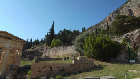 Montañas-Cerca-Del-Antiguo-Tesoro-De-Los-Atenienses-En-El-Sitio-Arqueológico-De-Delfos