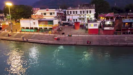 La-Orilla-Del-Río-Sagrado-Ganges-Llena-De-Templos-Religiosos-Al-Atardecer-Se-Toma-Un-Video-Aéreo-En-Parmarth-Niketan-Rishikesh-Uttrakhand-India-El-15-De-Marzo-De-2022