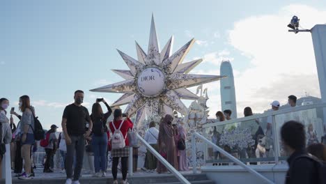 La-Gente-Toma-Fotos-Con-Adornos-Navideños-En-El-Centro-Comercial-De-La-Ciudad-Del-Puerto