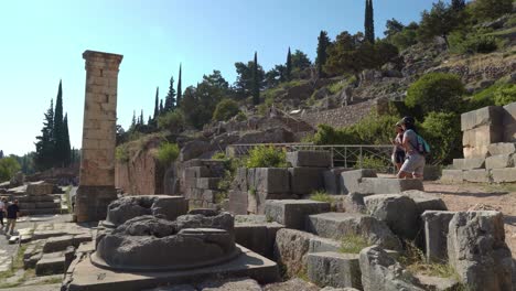 Ruinen-Der-Säule-Von-Preußen-Ii-In-Der-Archäologischen-Stätte-Delphi