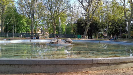 Fuente-De-Las-Sirenas-En-Parco-Della-Montagnola,-Bolonia-Con-Gente-Relajándose-En-El-Parque