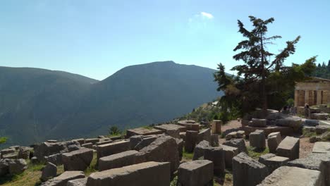 Panoramablick-Auf-Die-Schatzkammer-Der-Athener-In-Der-Ausgrabungsstätte-Delphi