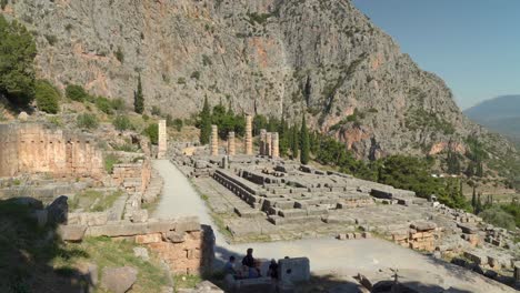 Plano-General-De-Todo-El-Templo-De-Apolo-En-El-Sitio-Arqueológico-De-Delfos-Con-Montañas-En-El-Fondo