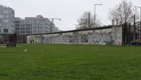 Restos-Del-Muro-De-Berlín-En-El-Sitio-Conmemorativo-En-Un-Día-Nublado-De-Otoño-Estático