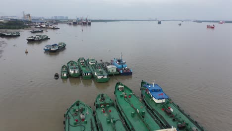 Vista-Aérea-De-La-Costa-Y-Los-Barcos-De-Trabajo-En-El-Paseo-Marítimo-Del-Río-Saigón