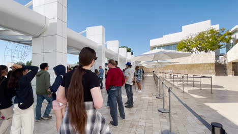 Besucher-Im-Getty-Center-Museum-Warten-Darauf,-In-Die-Straßenbahn-Zu-Steigen,-Die-Sie-Zum-Parkhaus-Bringt