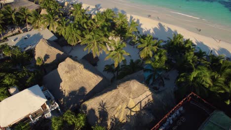 Vista-Aérea-De-Un-Resort-Con-Su-Playa-Privada-En-Tulum,-México